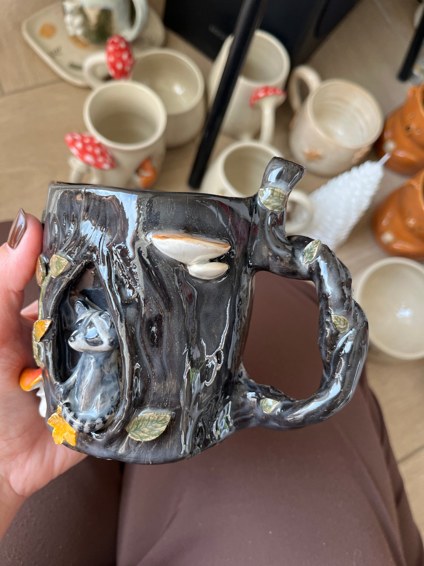 Mug raton laveur niché au creux d’un arbre 🍂 (petit défaut)