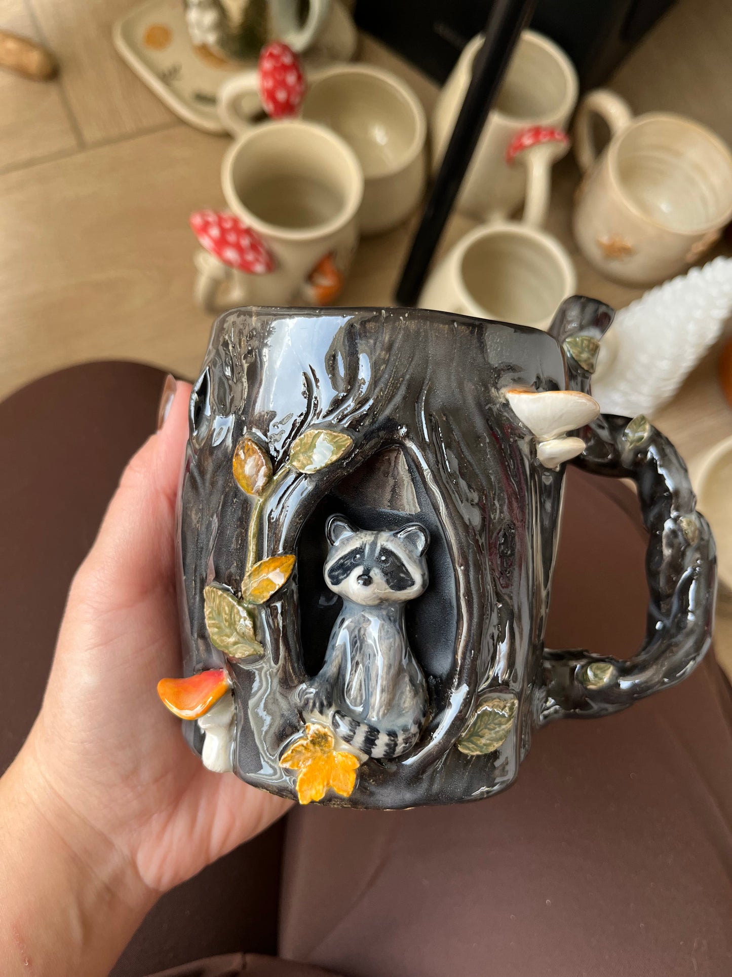 Mug raton laveur niché au creux d’un arbre 🍂 (petit défaut)