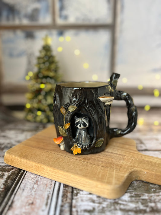 Mug raton laveur niché au creux d’un arbre 🍂 (petit défaut)